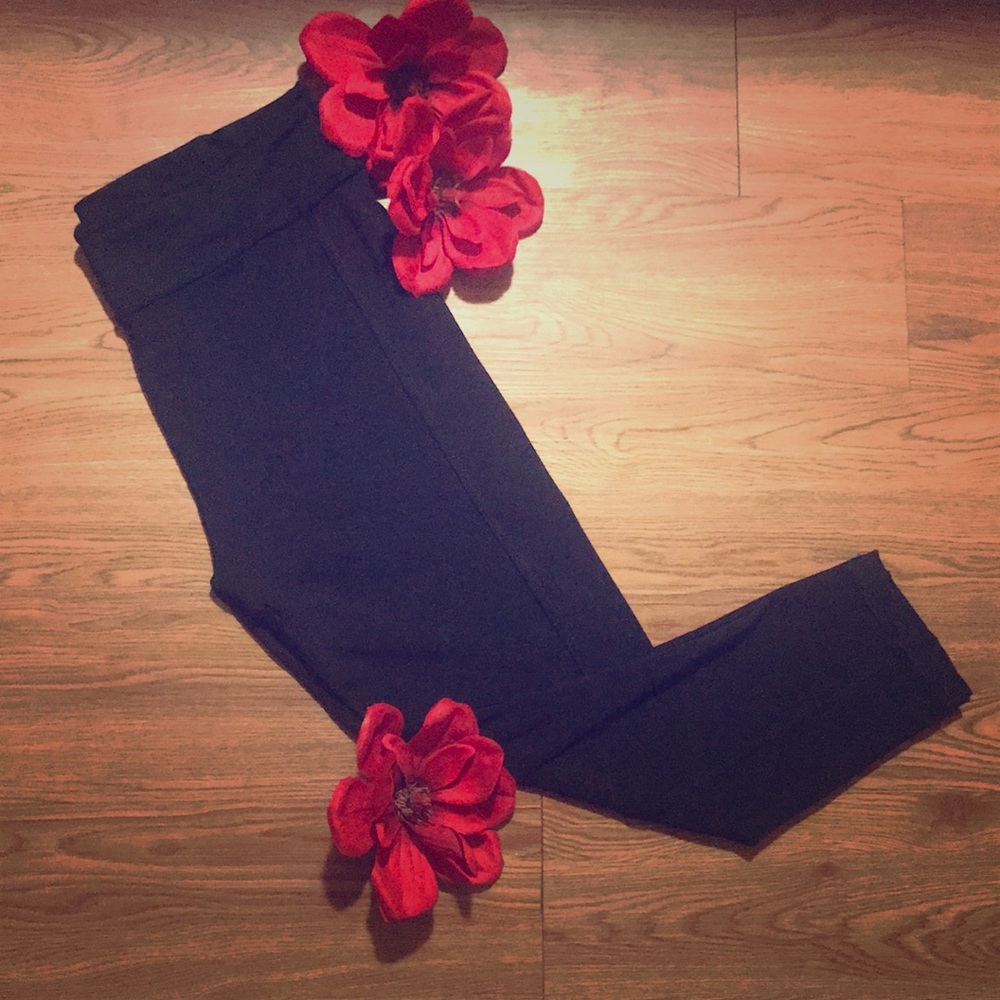 Black capris leggings.